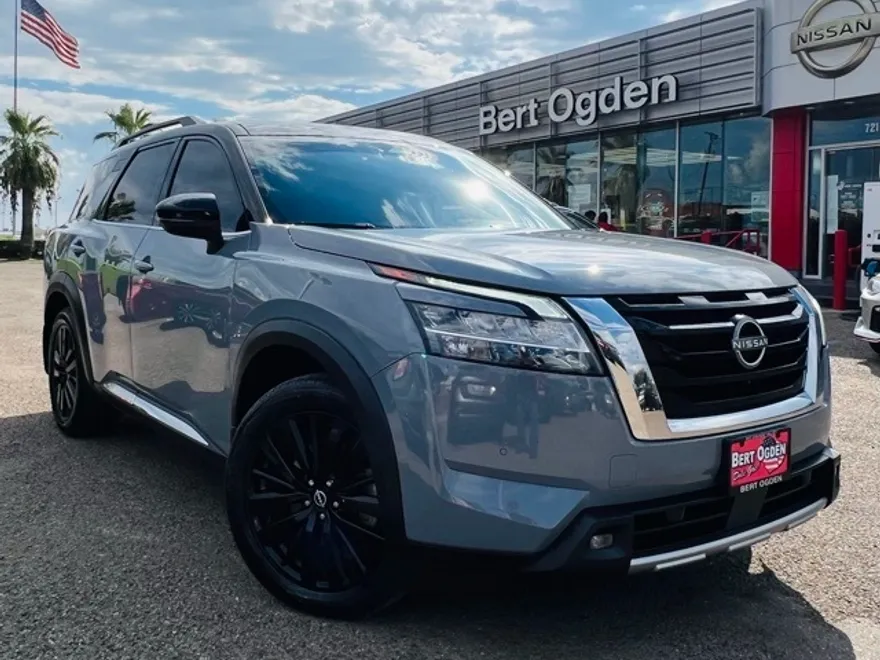 2022 Nissan Pathfinder Platinum photo 1