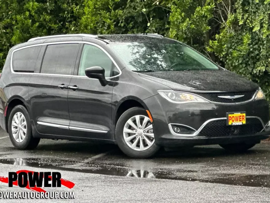 2018 Chrysler Pacifica Touring L photo 1