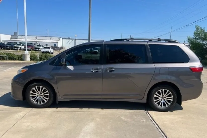 2019 Toyota Sienna XLE photo 1