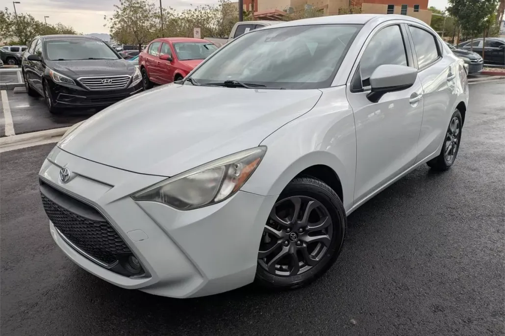 2019 Toyota Yaris LE photo 1