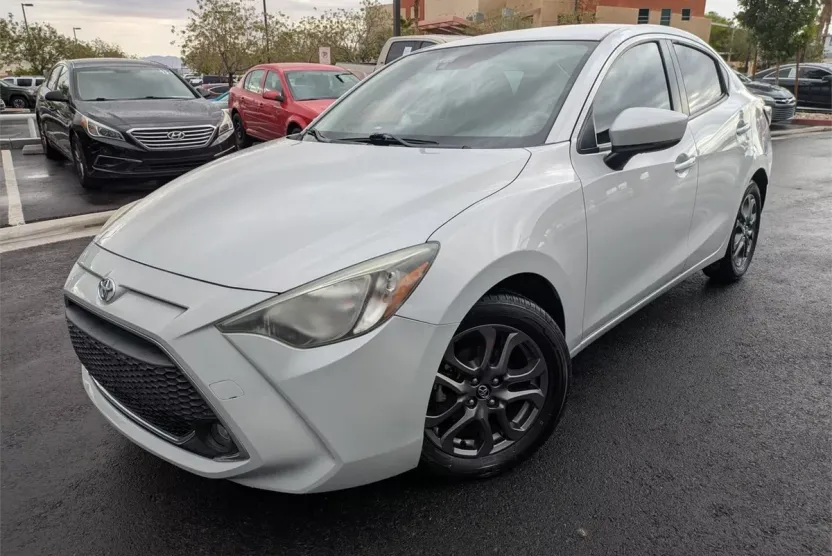 2019 Toyota Yaris LE photo 1