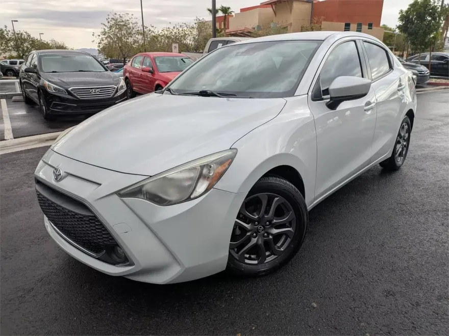 2019 Toyota Yaris LE photo 1