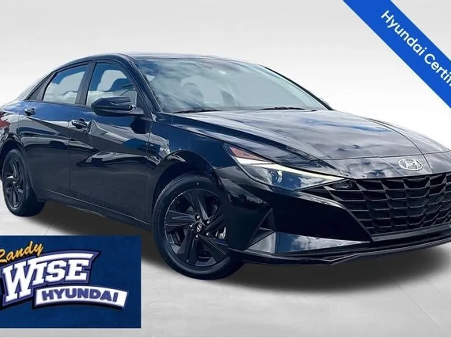 2022 Hyundai Elantra SEL photo 1