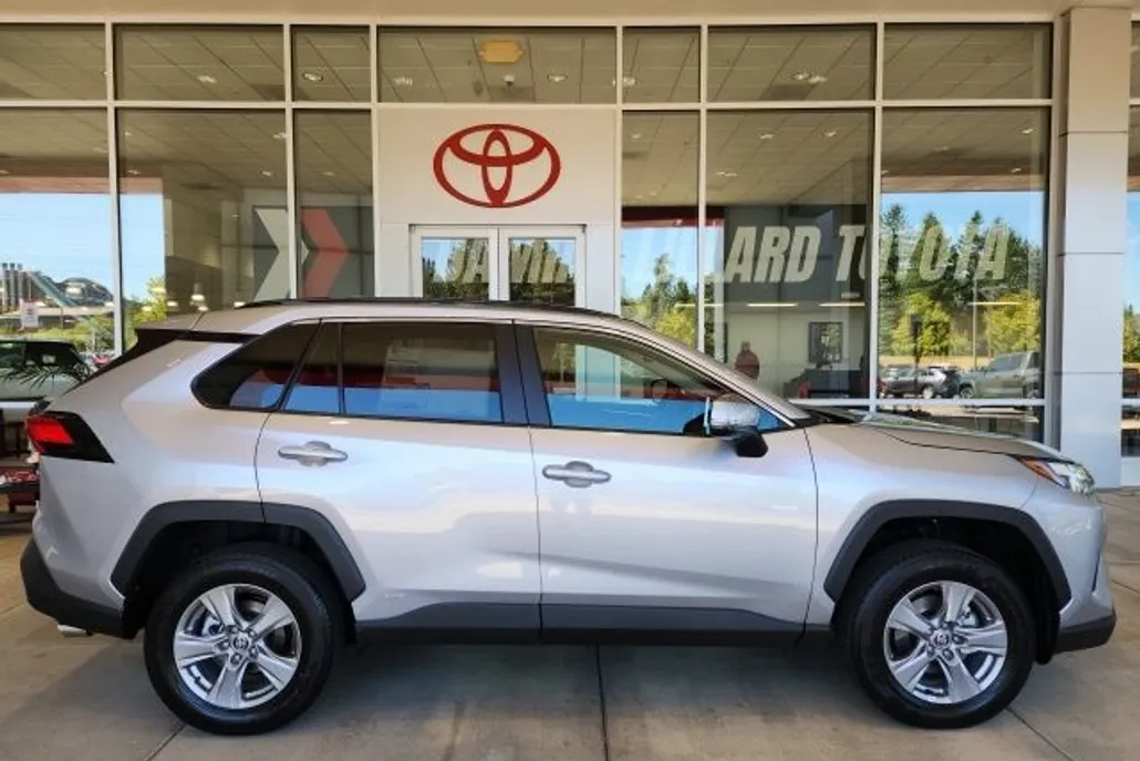 2025 Toyota RAV4 Hybrid LE photo 1