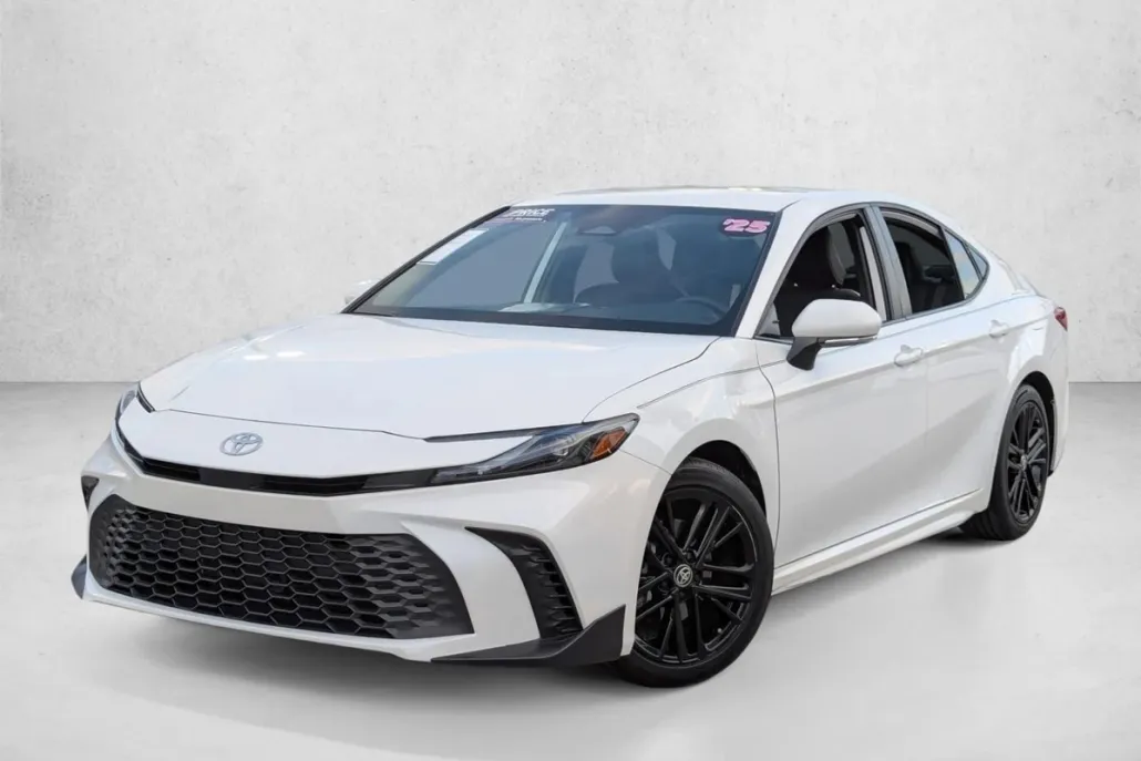 2025 Toyota Camry SE photo 1
