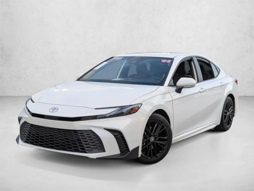 2025 Toyota Camry SE photo 1