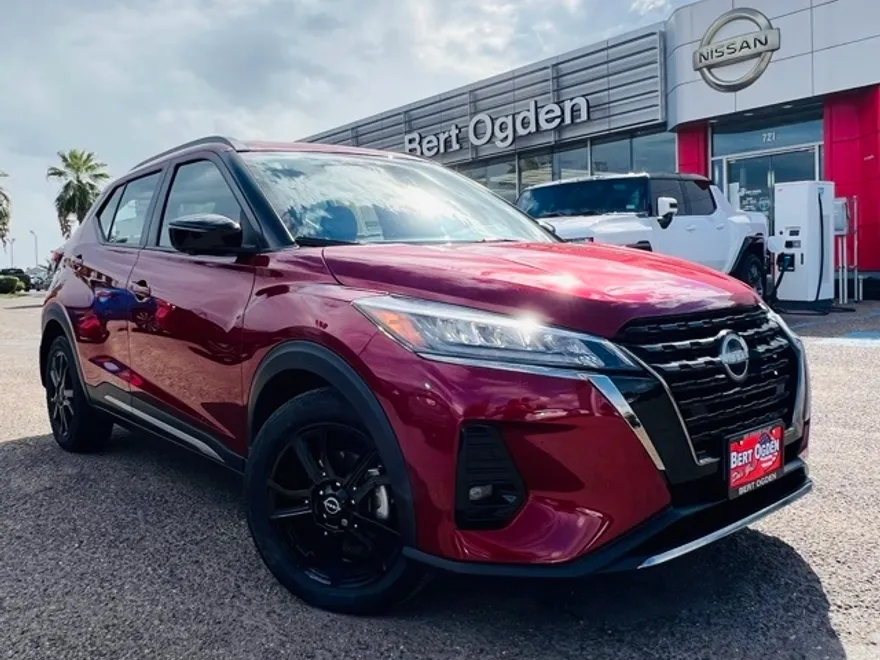 2023 Nissan Kicks SR photo 1
