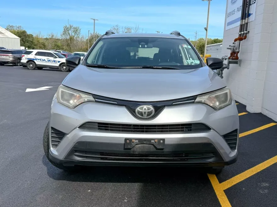 2017 Toyota RAV4 LE photo 1