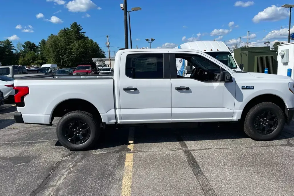 2025 Ford F-150 Lightning photo 1