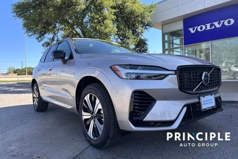 2025 Volvo XC60 Core T8 photo 1