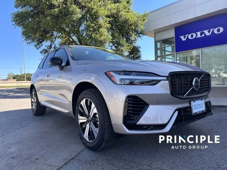 2025 Volvo XC60 Core T8 photo 1