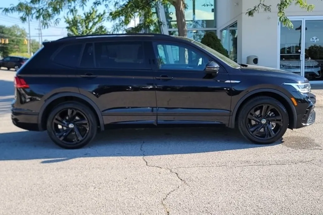 2023 Volkswagen Tiguan SE R-Line Black photo 1