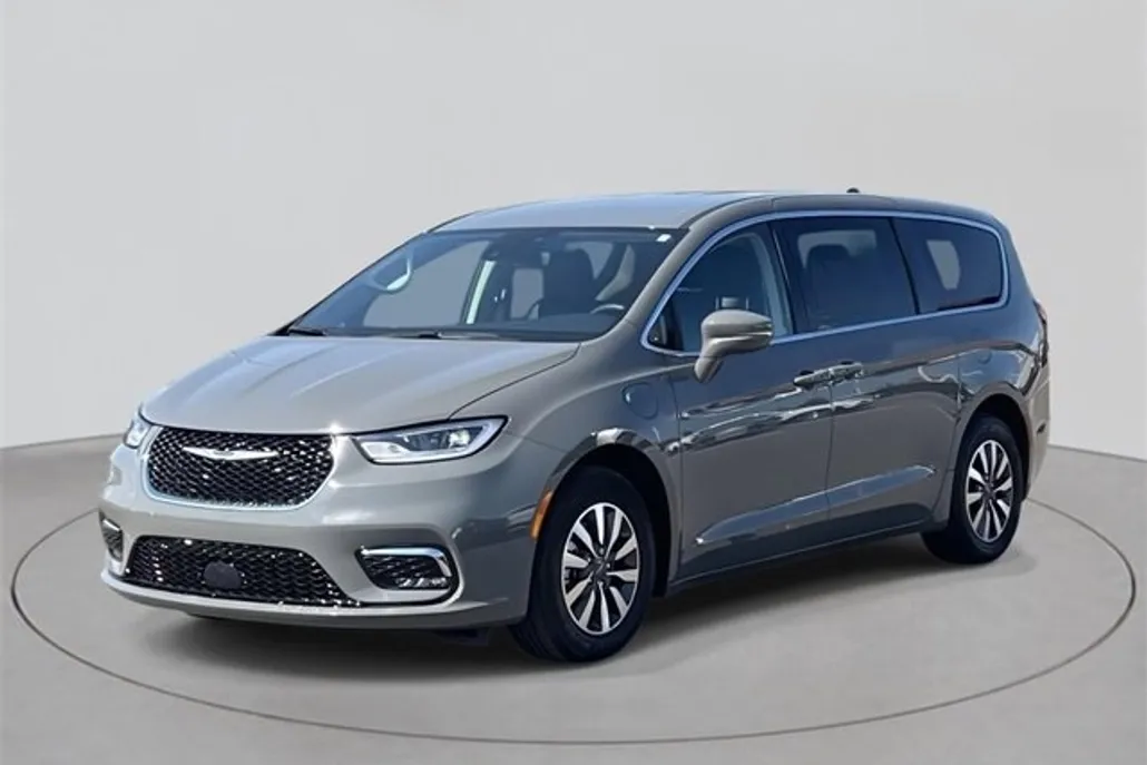 2022 Chrysler Pacifica Hybrid Touring L photo 1