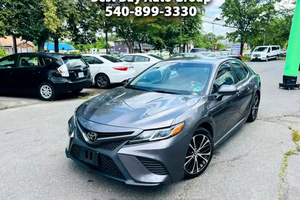 2019 Toyota Camry SE photo 1