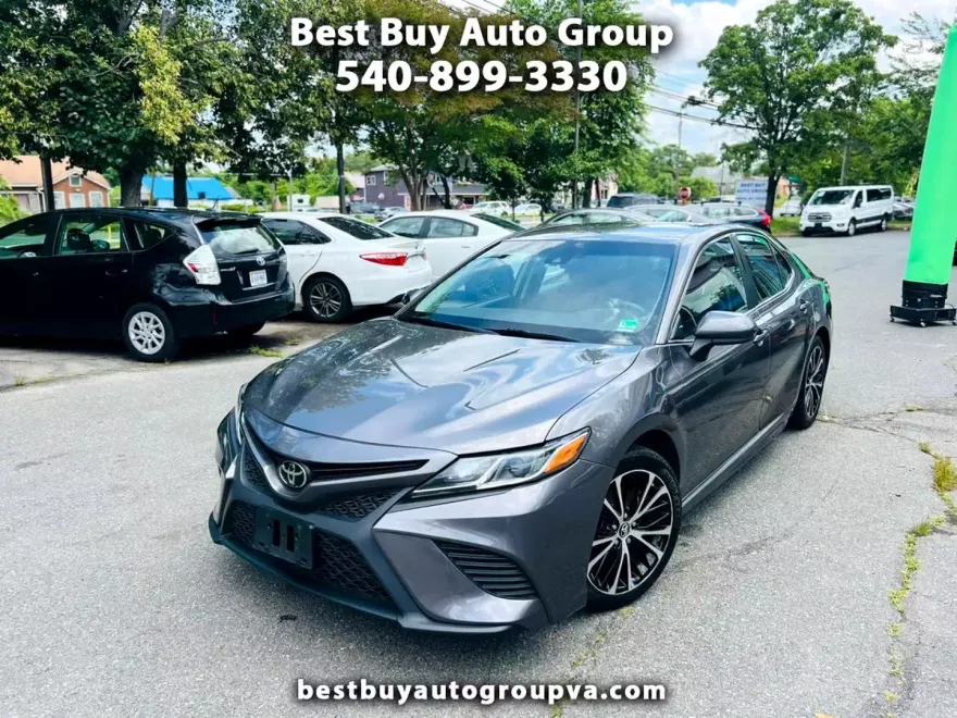 2019 Toyota Camry SE photo 1