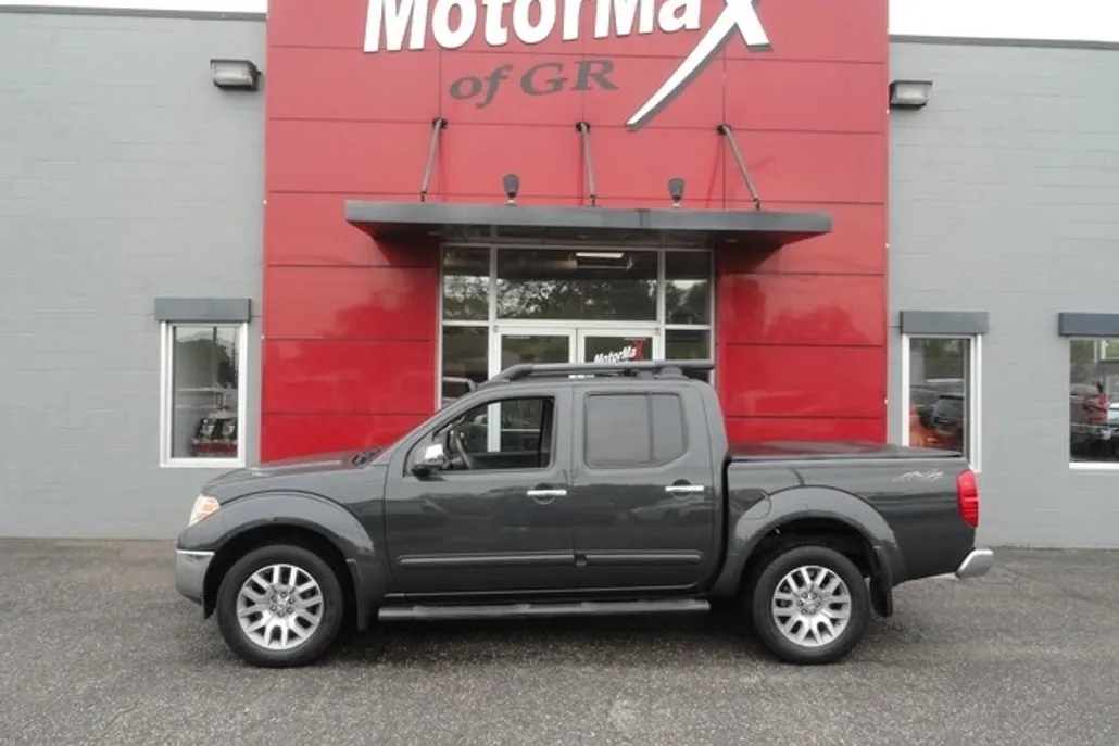 2012 Nissan Frontier Crew Cab SL photo 1