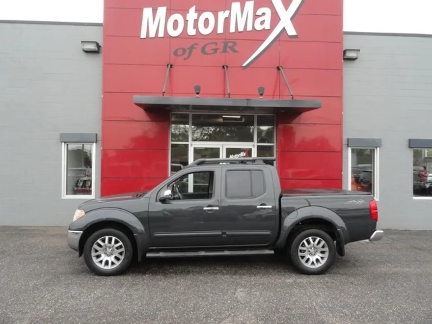 2012 Nissan Frontier Crew Cab SL photo 1