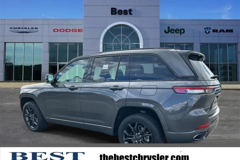 2023 Jeep Cherokee Base photo 1