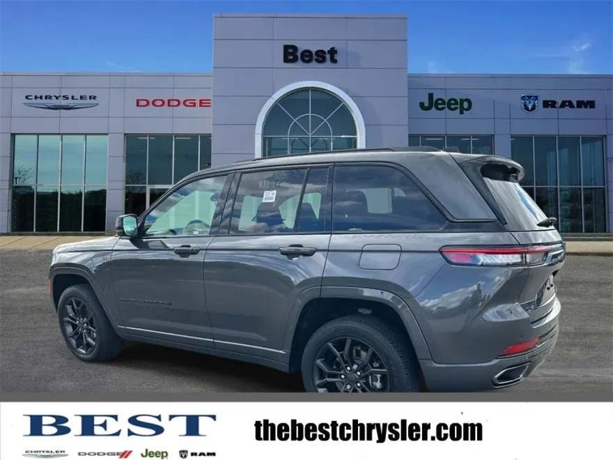 2023 Jeep Cherokee Base photo 1