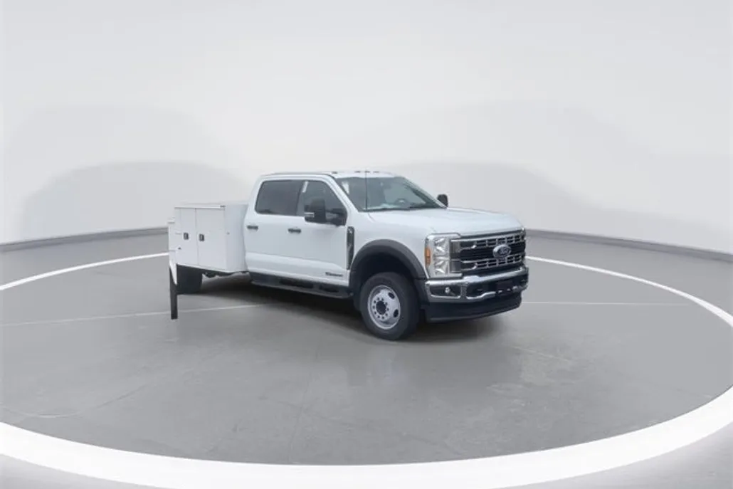 2024 Ford F-550 photo 1