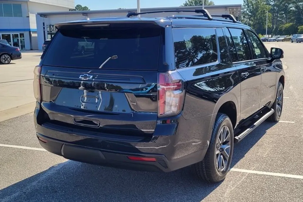 2023 Chevrolet Suburban Z71 photo 1