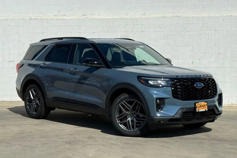 2025 Ford Explorer ST-Line photo 1