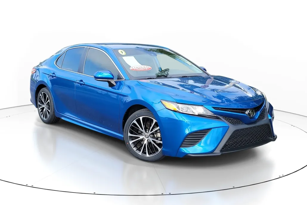 2020 Toyota Camry SE photo 1
