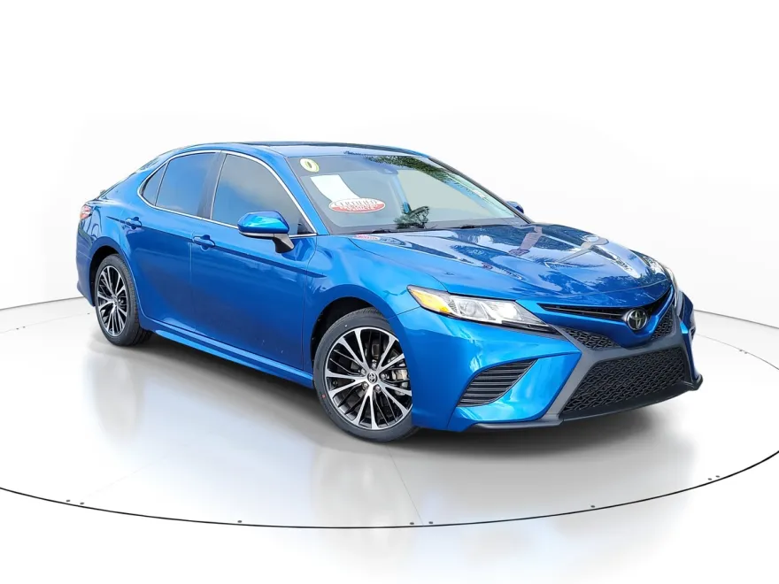 2020 Toyota Camry SE photo 1