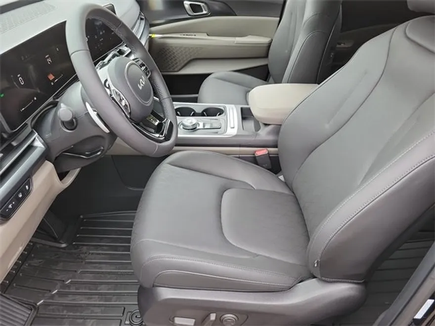 2026 Kia Carnival LXS photo 1