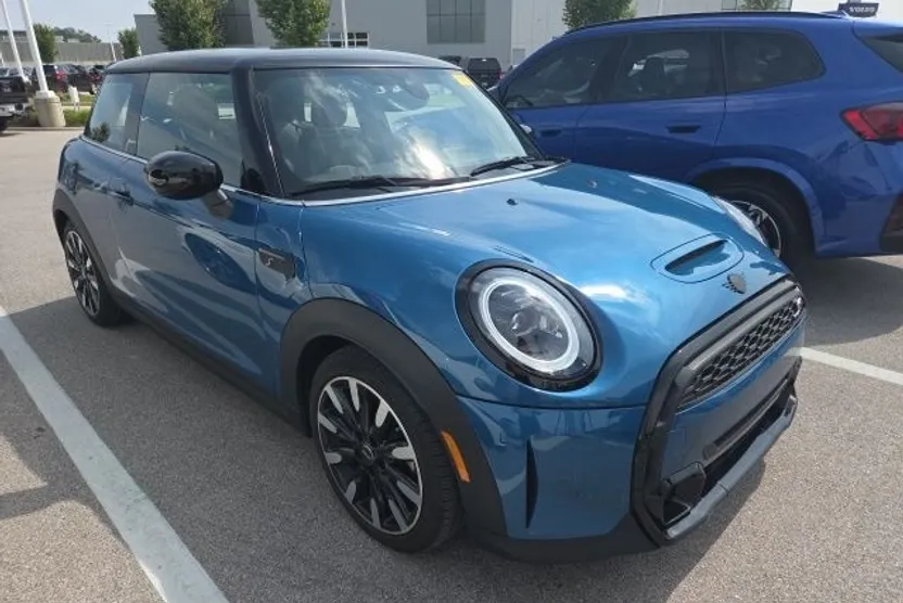 2022 Mini Cooper 2 Door Hardtop Signature photo 1