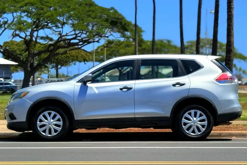 2016 Nissan Rogue SV photo 1