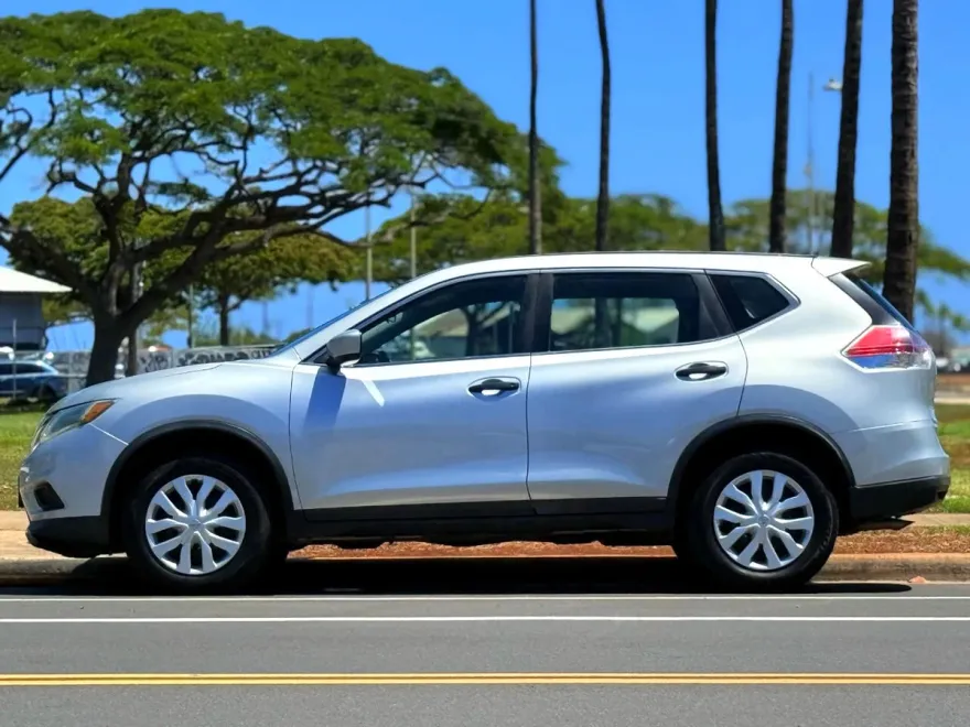 2016 Nissan Rogue SV photo 1