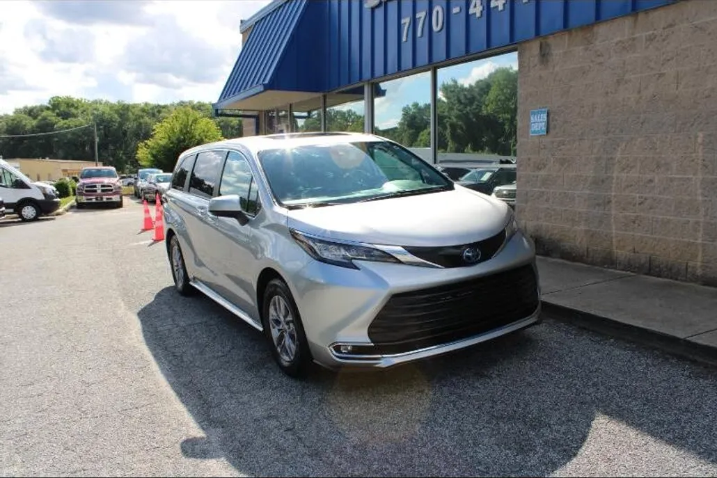 2022 Toyota Sienna XLE photo 1