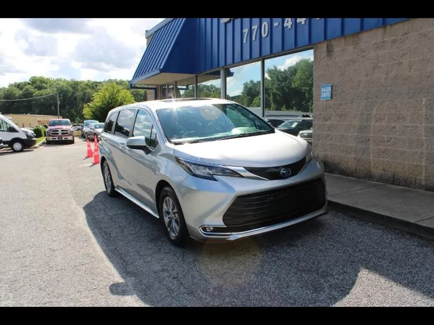 2022 Toyota Sienna XLE photo 1