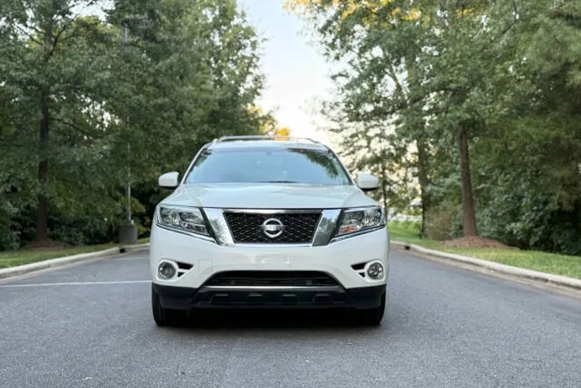 2013 Nissan Pathfinder SL photo 1