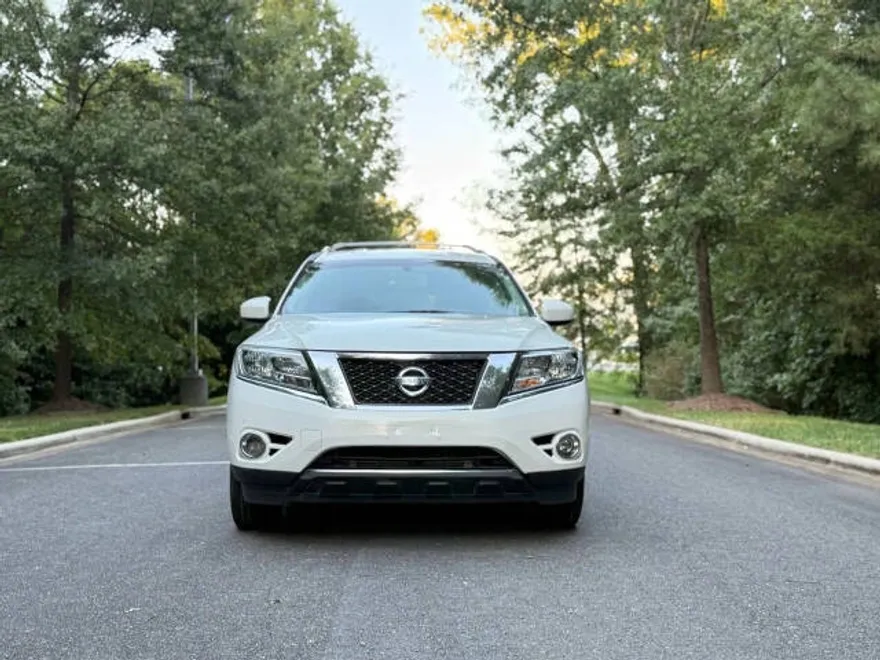 2013 Nissan Pathfinder SL photo 1