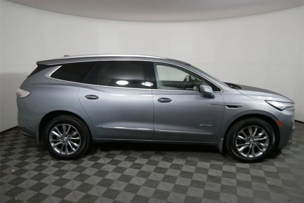 2024 Buick Enclave Avenir photo 1