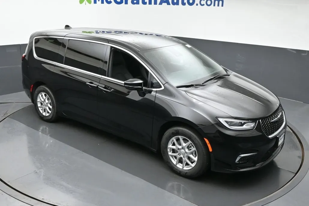 2026 Chrysler Pacifica photo 1