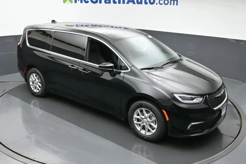 2026 Chrysler Pacifica photo 1
