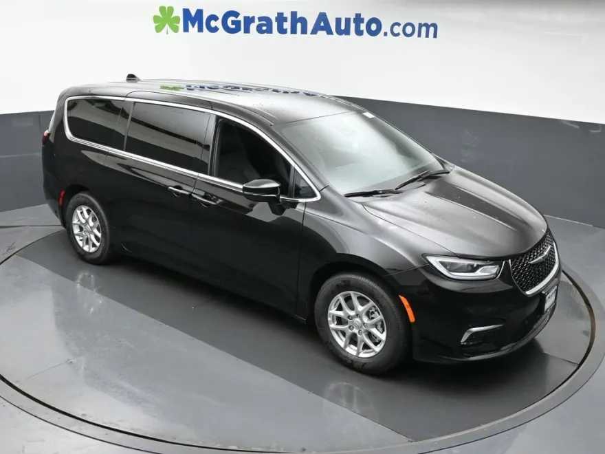2026 Chrysler Pacifica photo 1