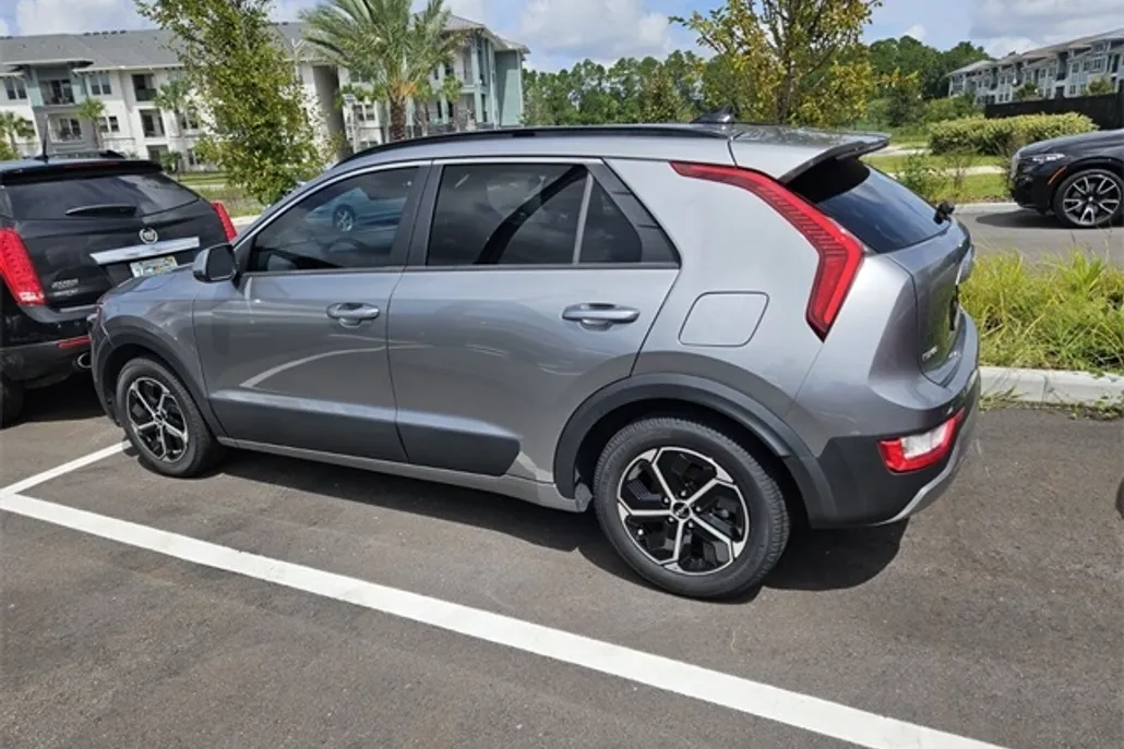 2023 Kia Niro LX photo 1