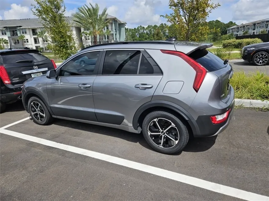2023 Kia Niro LX photo 1