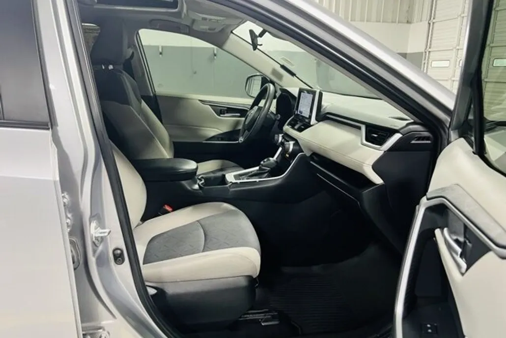 2023 Toyota RAV4 XLE photo 1