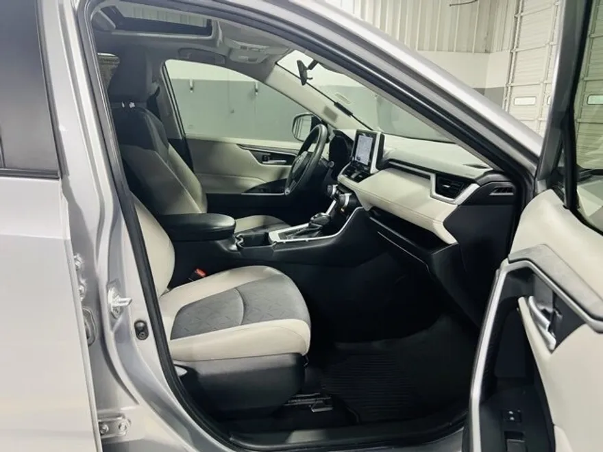 2023 Toyota RAV4 XLE photo 1