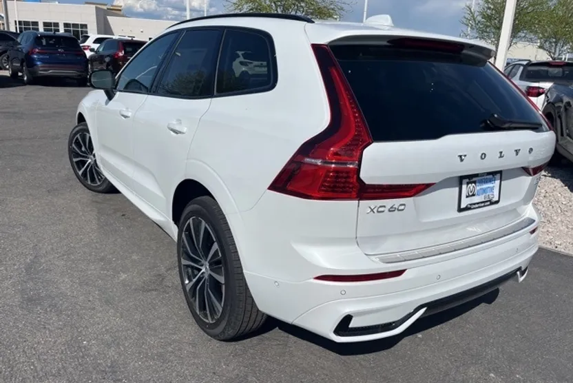 2025 Volvo XC60 B5 photo 1