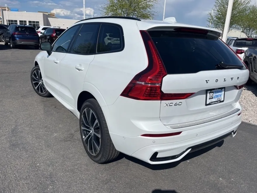 2025 Volvo XC60 B5 photo 1