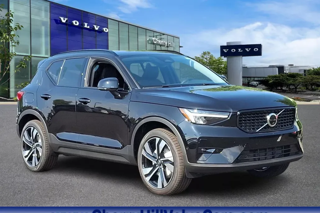 2026 Volvo XC40 AWD Plus photo 1