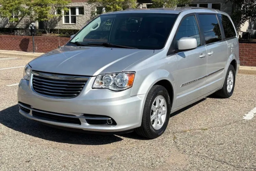 2012 Chrysler Town & Country Touring photo 1