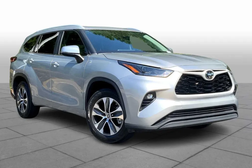 2023 Toyota Highlander XLE photo 1