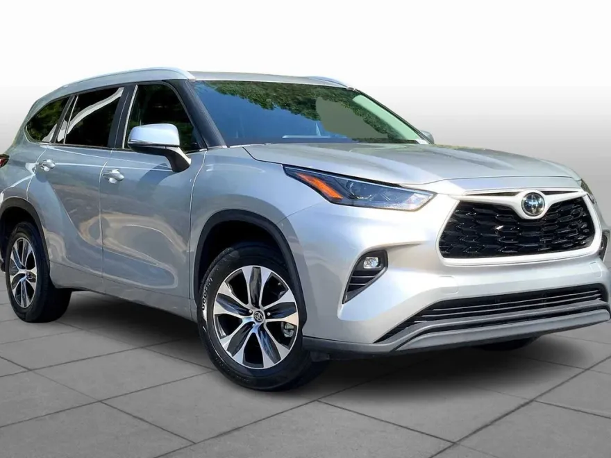 2023 Toyota Highlander XLE photo 1